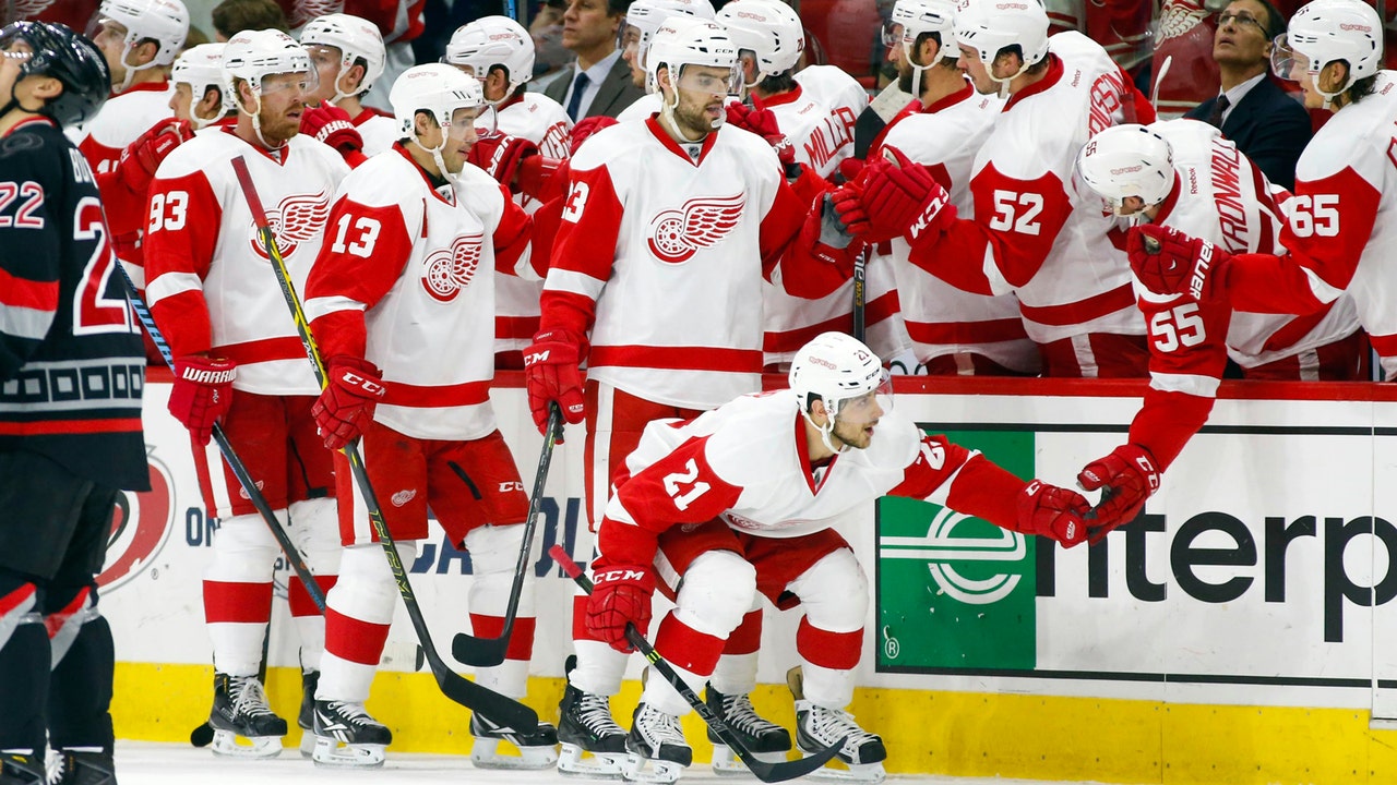 Tatar leads Wings past Hurricanes